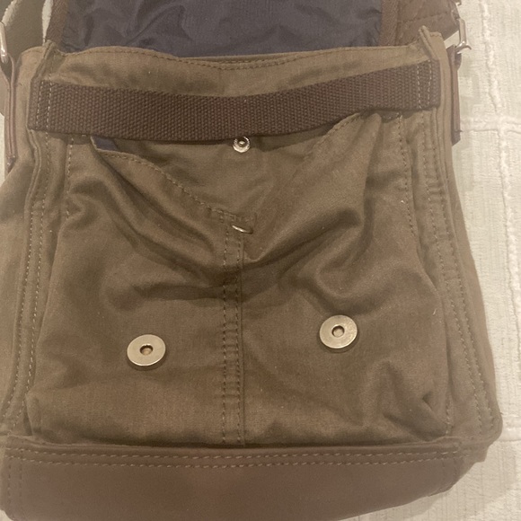 Tommy Hilfiger crossbody messenger bag. - Picture 4 of 8